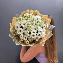 Объёмный букет из белой кустовой хризантемы в крафтовой упаковке